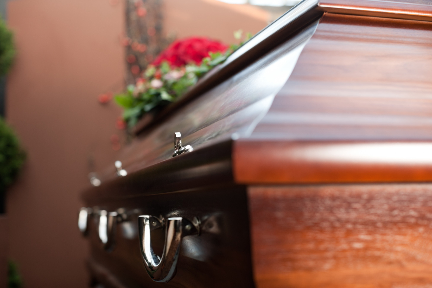 ¿Cuáles son las causas por las que se debe esperar para el funeral?